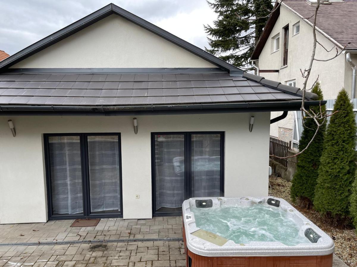 Malibu Apartman & Jacuzzi Miskolc Exteriör bild