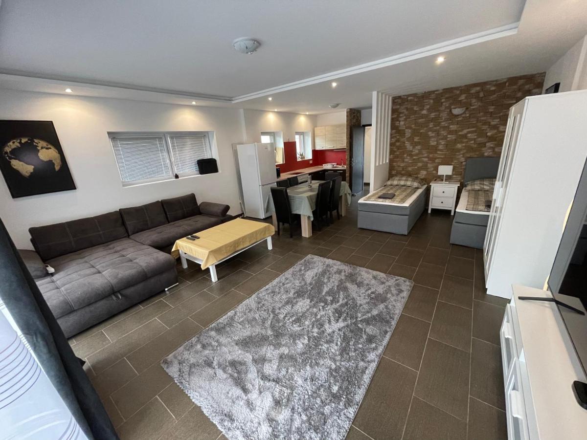 Malibu Apartman & Jacuzzi Miskolc Exteriör bild