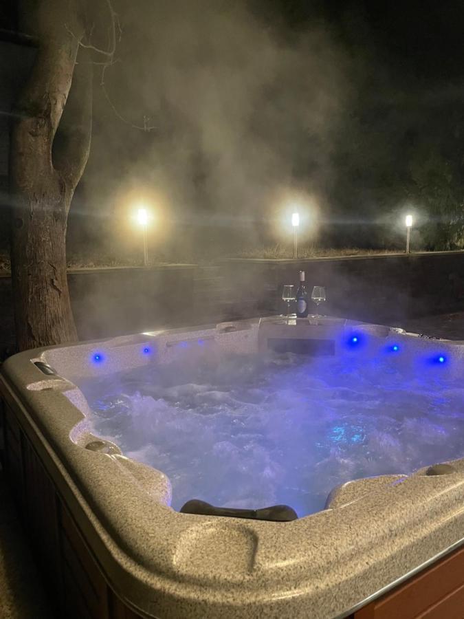 Malibu Apartman & Jacuzzi Miskolc Exteriör bild