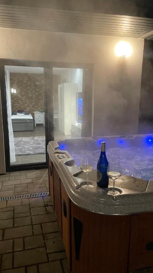 Malibu Apartman & Jacuzzi Miskolc Exteriör bild