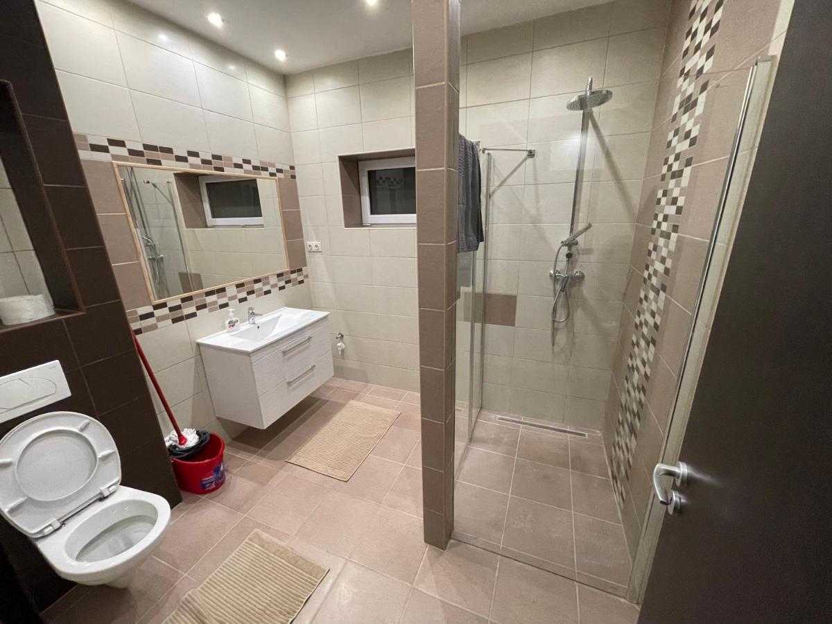 Malibu Apartman & Jacuzzi Miskolc Exteriör bild