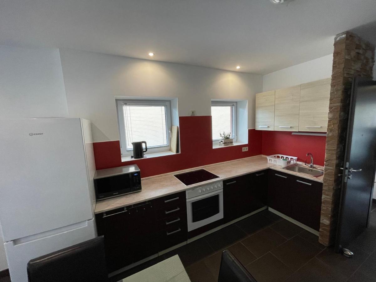 Malibu Apartman & Jacuzzi Miskolc Exteriör bild