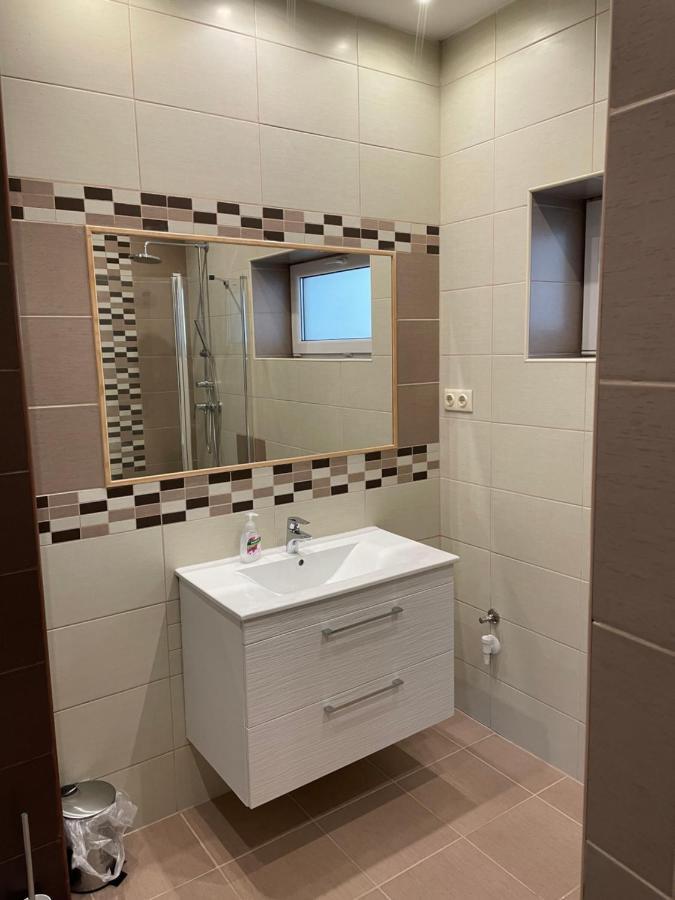 Malibu Apartman & Jacuzzi Miskolc Exteriör bild